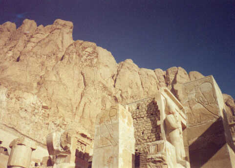Sciana skalna i fragmenty kolumn w wityni Krlowej Hatszepsut