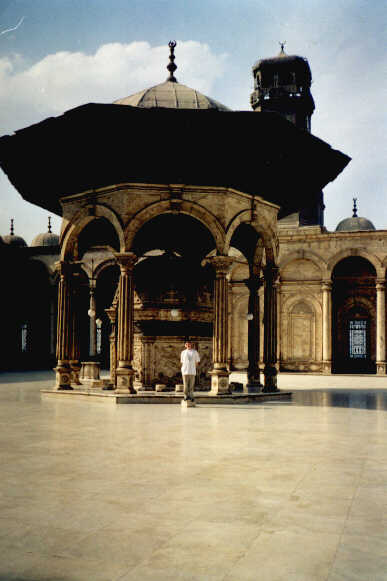 Na dziedzicu meczetu Muhammeda allego